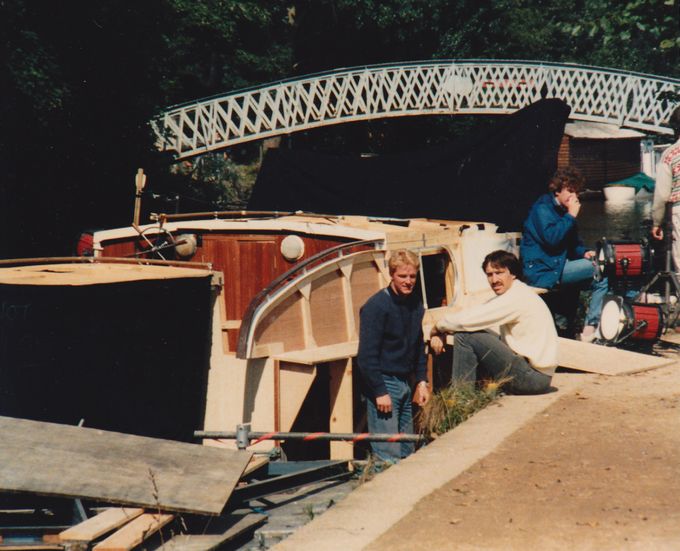 The boat set placed on scaffolding platform on the Isis river at Oxford (AD)